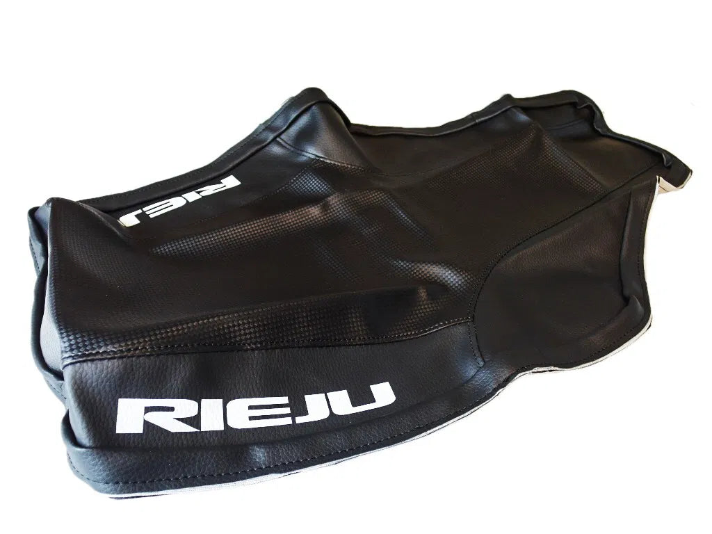 Sadelöverdrag Rieju RR / Spike svart / karbon look
